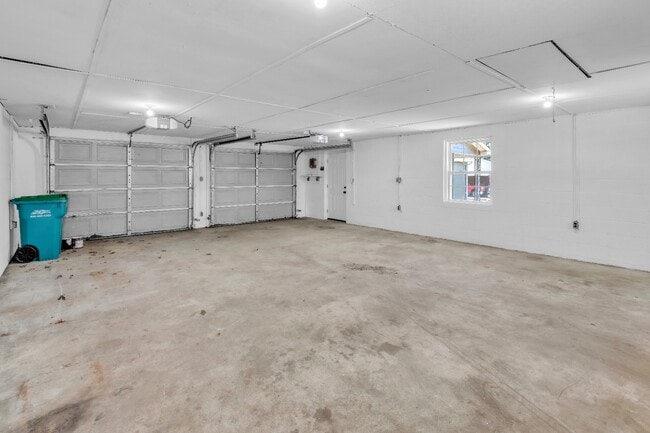 Building Photo - 211 Della Ln