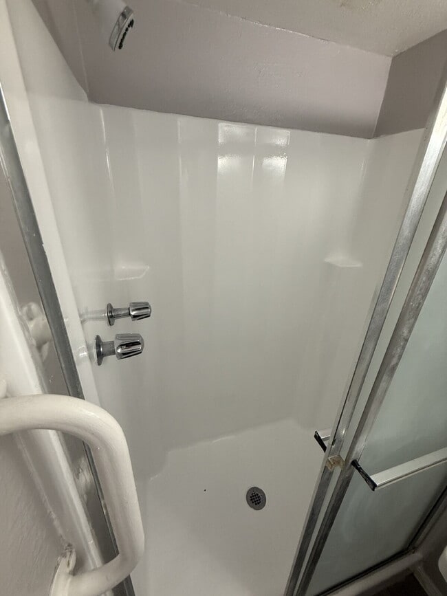 Building Photo - Downtown studio! Laundry on-site! Move-in special!