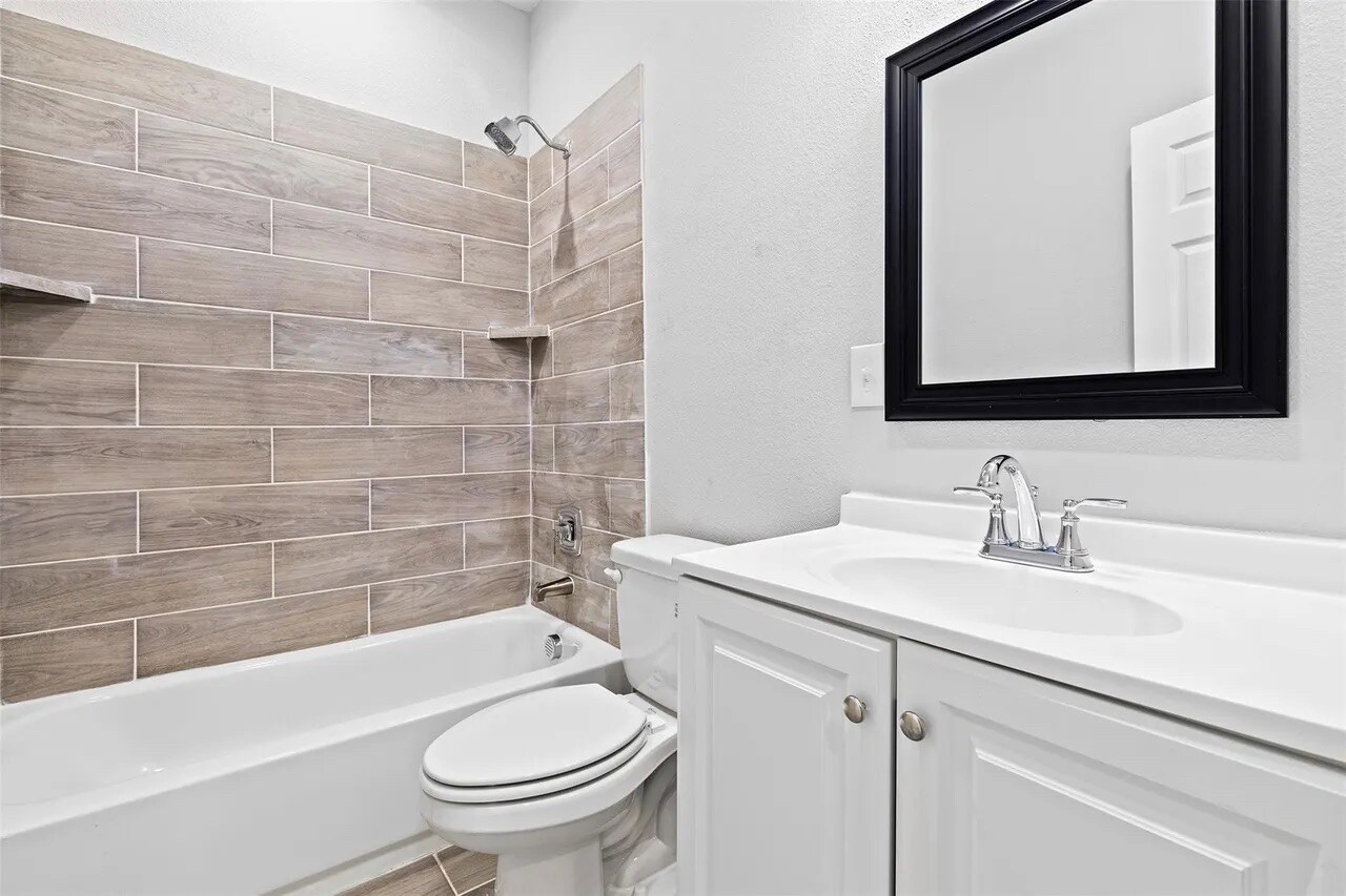 Building Photo - Room in Duplex on E Cannon St