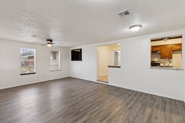 Building Photo - 3 bed, 2 bath home