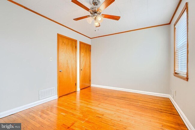 Building Photo - 6905 Bank St