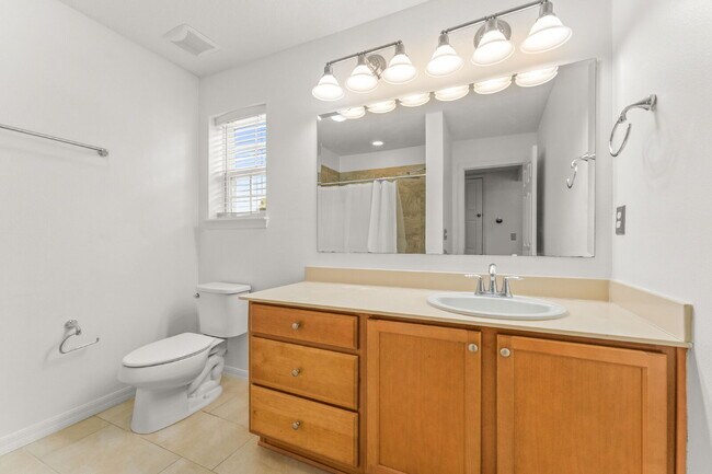 Building Photo - Spacious 3-Bed, 2.5 Bath End Unit Townhome in Windermere with 2 Car Garage!
