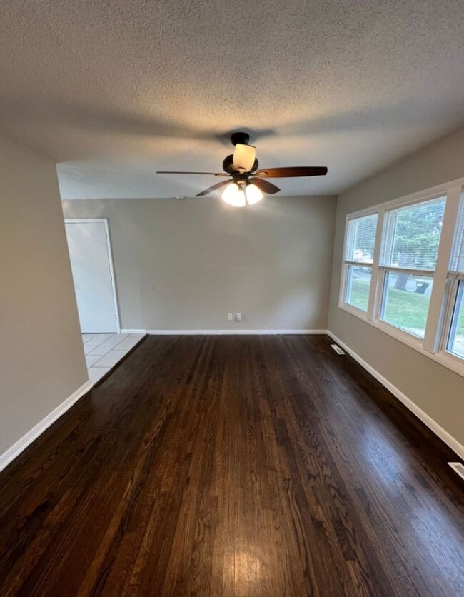 Building Photo - Charming 3-Bedroom Home with Spacious Fenced Backyard!