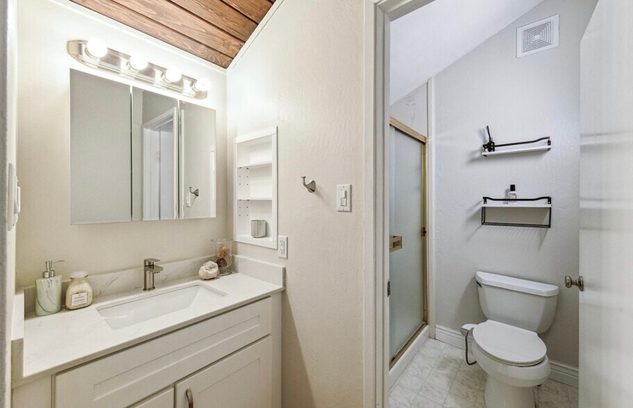 Building Photo - 2724 Oak Rd