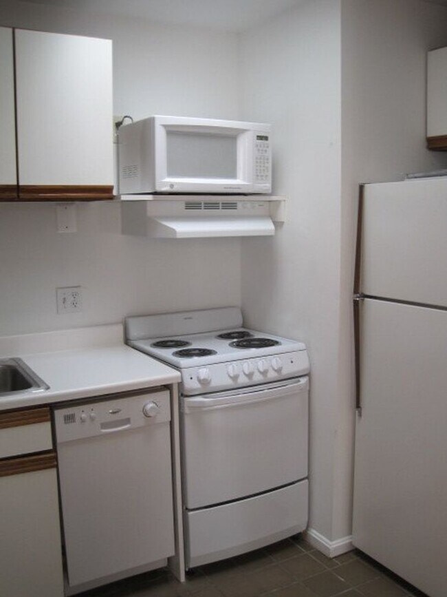 Building Photo - Two-Level Kalorama Condo with Washer/Dryer...