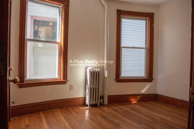 Building Photo - 336 Centre St