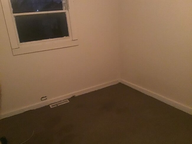 Building Photo - 4 Bedroom 1.5 bathroom Single Family Home