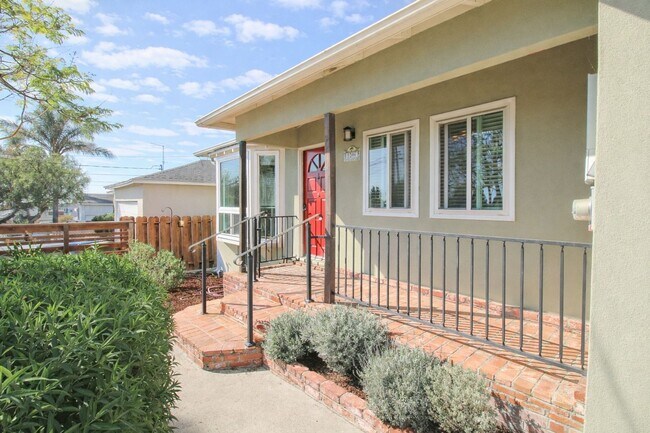 Building Photo - 3 Bedroom, 2 Bathroom Home w/ Large Backyard in Arroyo Grande