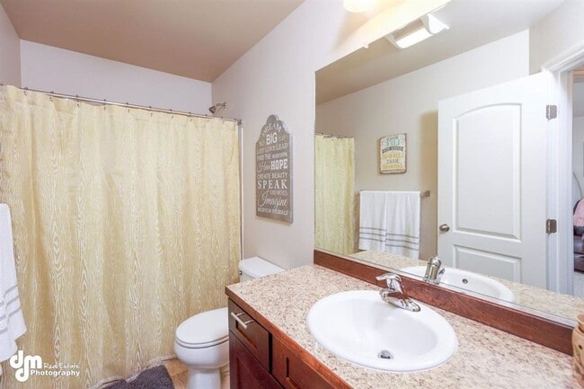 Building Photo - Gorgeous 4 Bedroom Home in West Park!