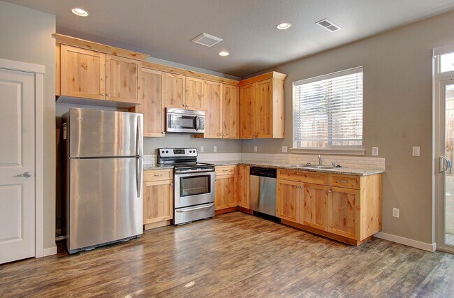 Building Photo - BEAUTIFUL CREEKWOOD TOWNHOME! 3 BR, 2.5 BA