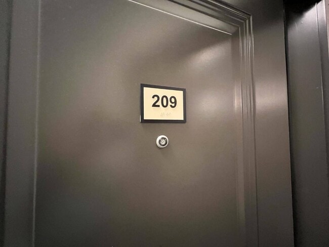 Building Photo - 733 Broadway