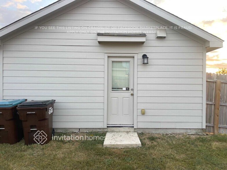 Building Photo - 8230 Piedra Medina