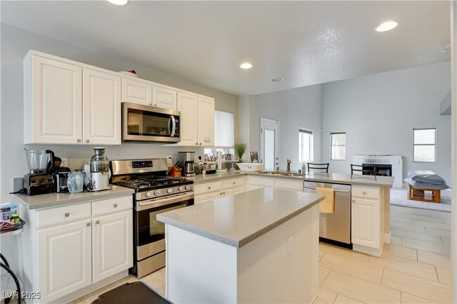 Building Photo - 20 Fantasia Ln