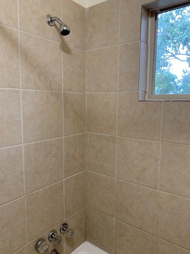 Building Photo - 1BR/1 BA + Bonus Room and balcony in Stadi...