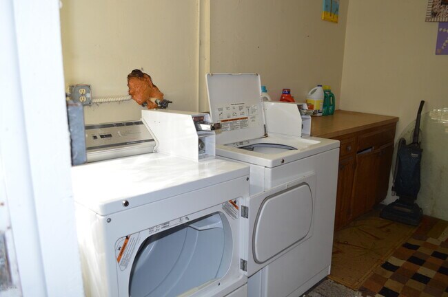 Building Photo - 186 11th St N