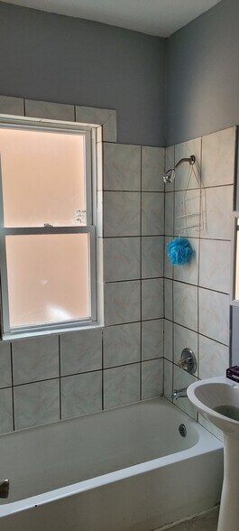 1st floor bathroom - 653 N Christiana Ave
