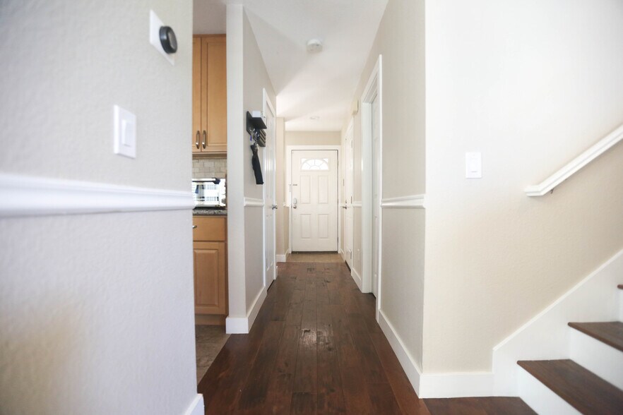 Main entry hallway - 277 Hidden Creek Ct