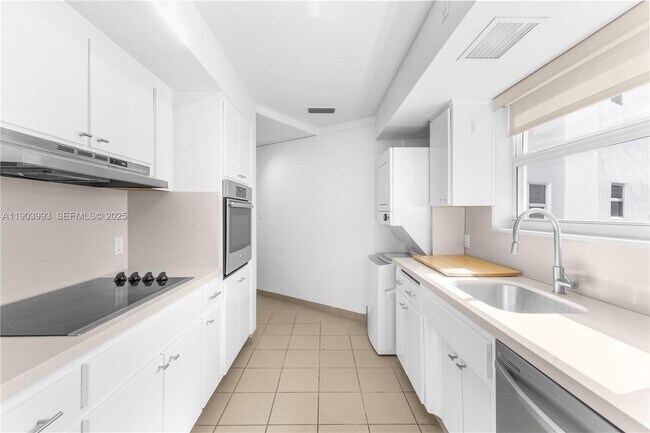 Building Photo - 4925 Collins Ave