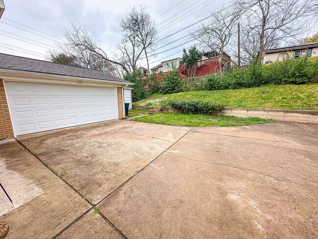 Building Photo - 4 Bedroom, 2 Bathroom Home in Woodway, TX!