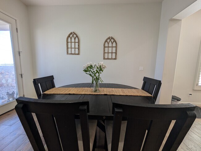 Building Photo - 6141 Hidden Psge Ave