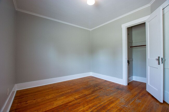 Building Photo - 2 Bedroom / 1 Bath Duplex with Garage in Askarben!