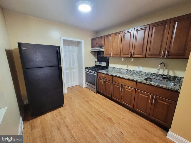 Building Photo - 923 E Schiller St