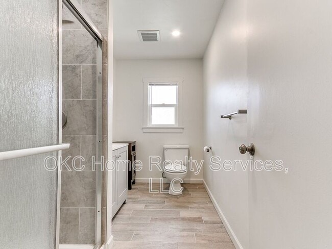 Building Photo - 1812 W Noble Ave