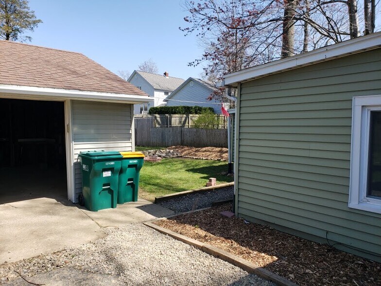 To back yard and entrance - 4619 West St