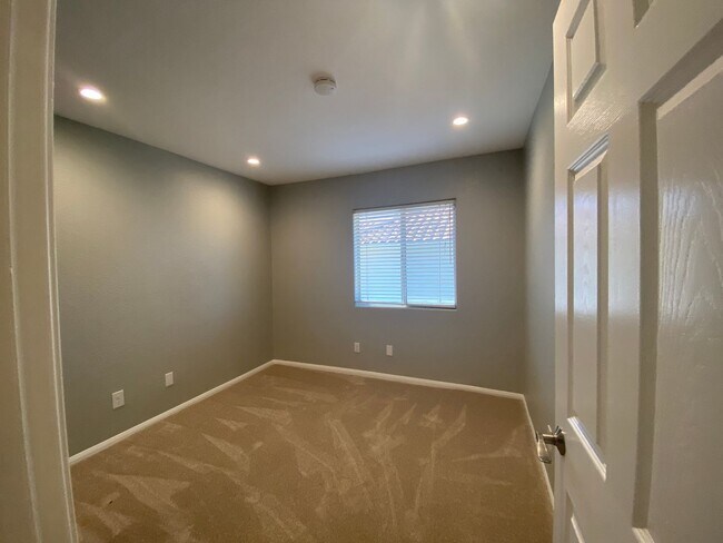 Building Photo - Stunning 4 bedroom Home with a Pool locate...