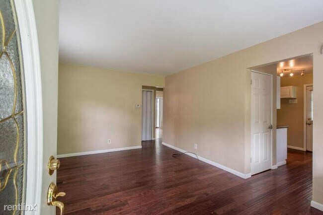 Building Photo - 3017 Atwood Terrace