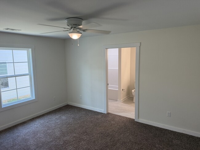 Building Photo - 414 6th St E