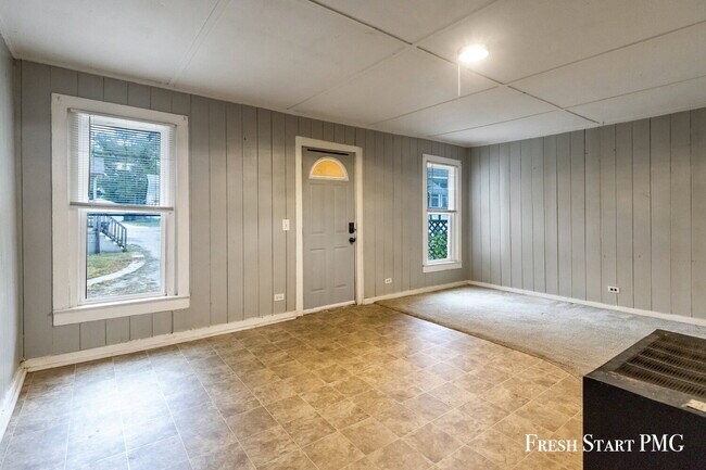 Building Photo - Comfortable Ground-Floor Living with Moder...