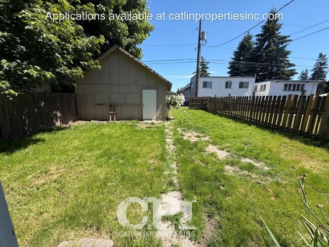 Building Photo - 320 21st Ave
