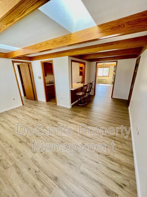 Building Photo - 946 Carle St
