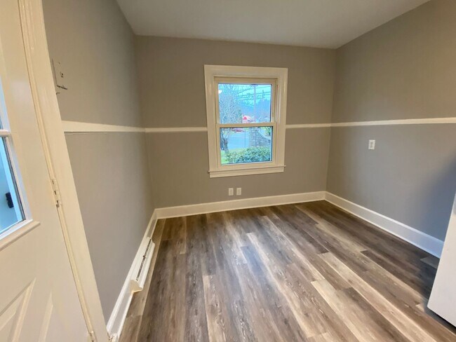 Building Photo - 3 Bedroom 1 bath in Burlington, COMING SOON!