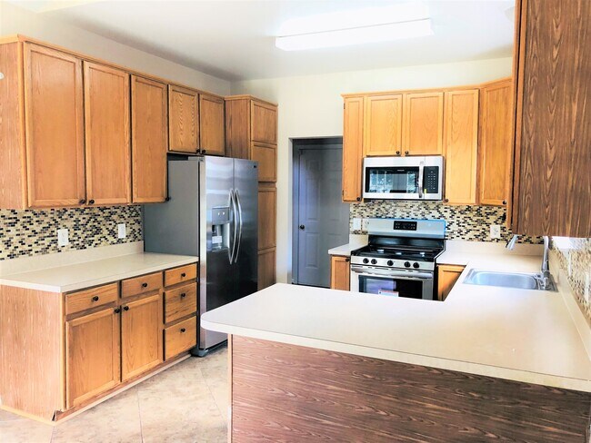 Building Photo - Available NOW!! HOME IN PARK RIDGE