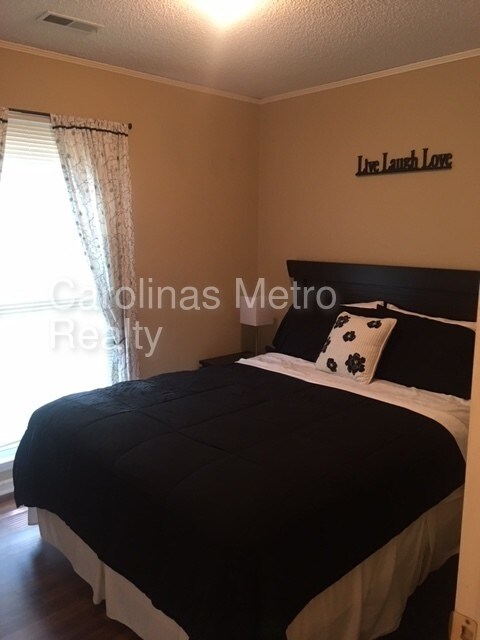 Building Photo - 2321 Oldenburg Dr