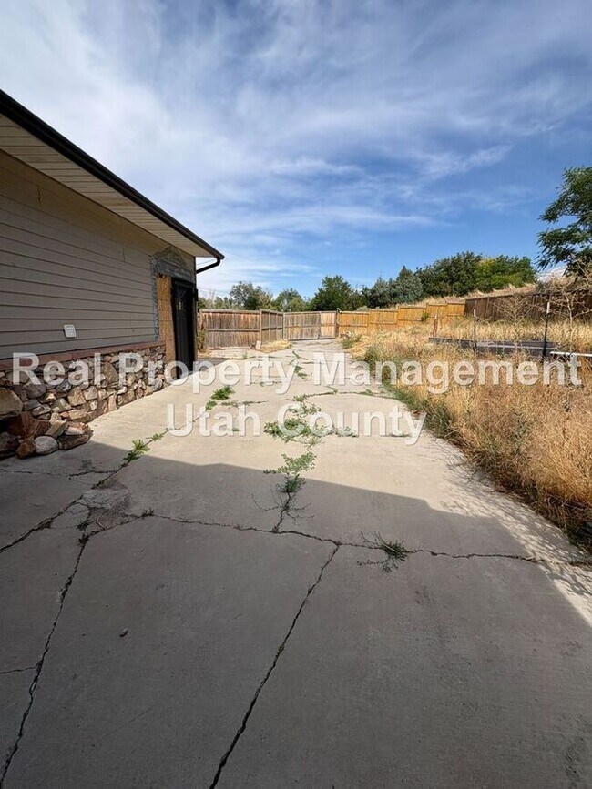 Building Photo - 9580 N Cyn Rd