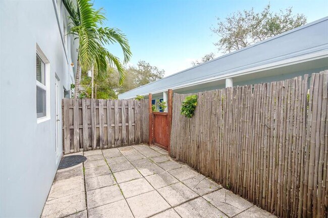 Building Photo - 416 NE 15th Ave