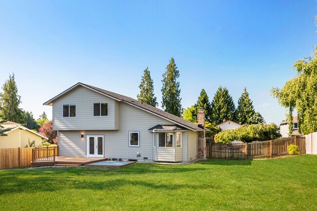 Building Photo - Inviting Everett Home Featuring 3 Bedrooms, Fireplace, and Fully Fenced Backyard
