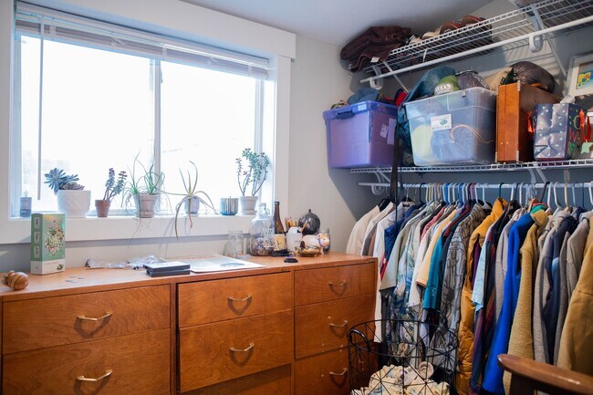 Building Photo - 800 Bridge St NW