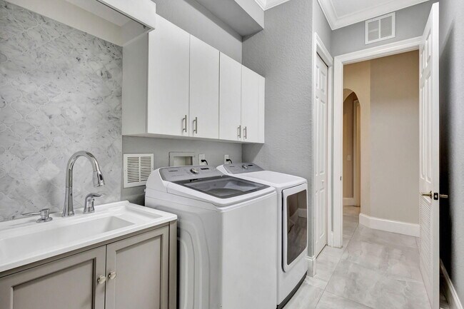 Building Photo - 10400 Trianon Pl