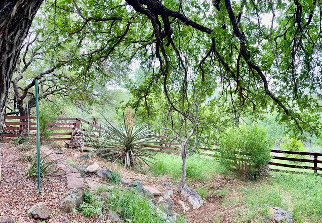 Building Photo - 512 Side Saddle