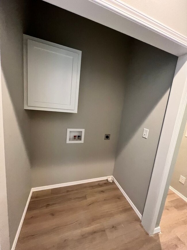 Building Photo - 4 bedroom 2 bath Bolivar MO