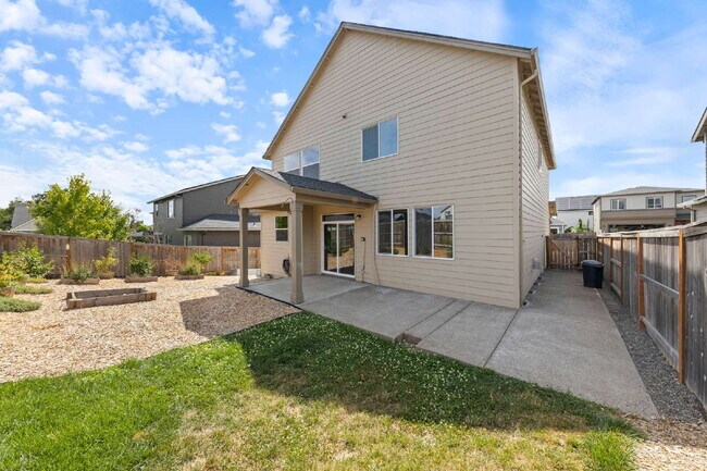 Building Photo - Large Recent Construction Home with Bonus Room!