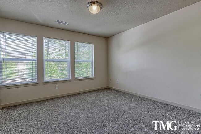 Building Photo - Pet Friendly Home In A Great Convenient Location!