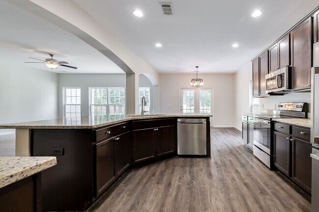 Building Photo - Spacious Custom 8 Bed 4.5 Bath Home on Lar...