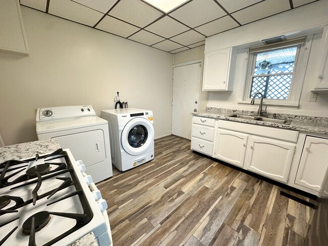 Building Photo - 1 Bedroom with Bonus Room in Lebanon!