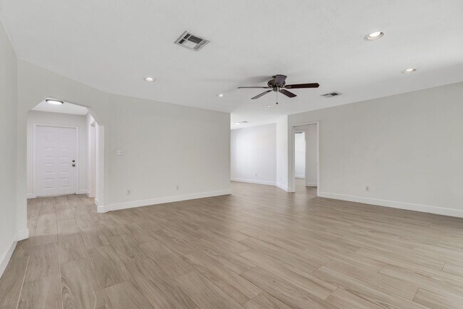 Building Photo - ** WILLOUGHBY ACRES ** POOL HOME - 3 BED / 2 BATH - PETS OK! - NORTH NAPLES - ANNUAL RENTAL