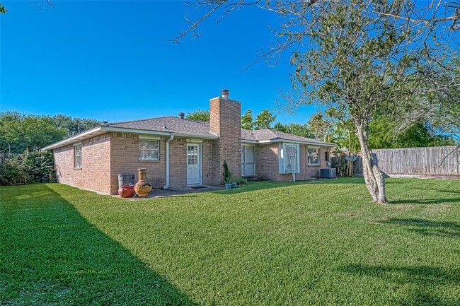 Building Photo - 442 Redway Ln
